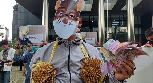 Aksi 411, Sambil Makan Durian Massa AGAMIS Dukung KPK Usut Kasus Kardus Durian 