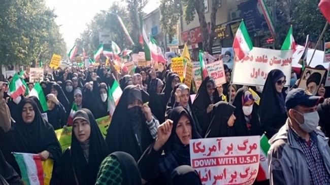Perempuan-perempuan Berjilbab Iran Turun ke Jalan Teriakkan 'Mampus Amerika.