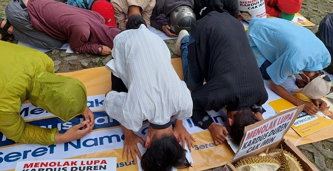 Massa AGAMIS Sujud Syukur KPK Buka Lagi Kasus Kardus Durian