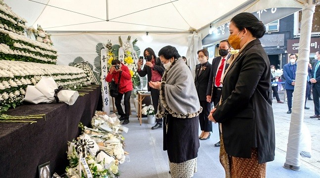 Sambangi Itaewon, Puan Letakkan Karangan Bunga di Memorial Korban Tragedi Itaewon