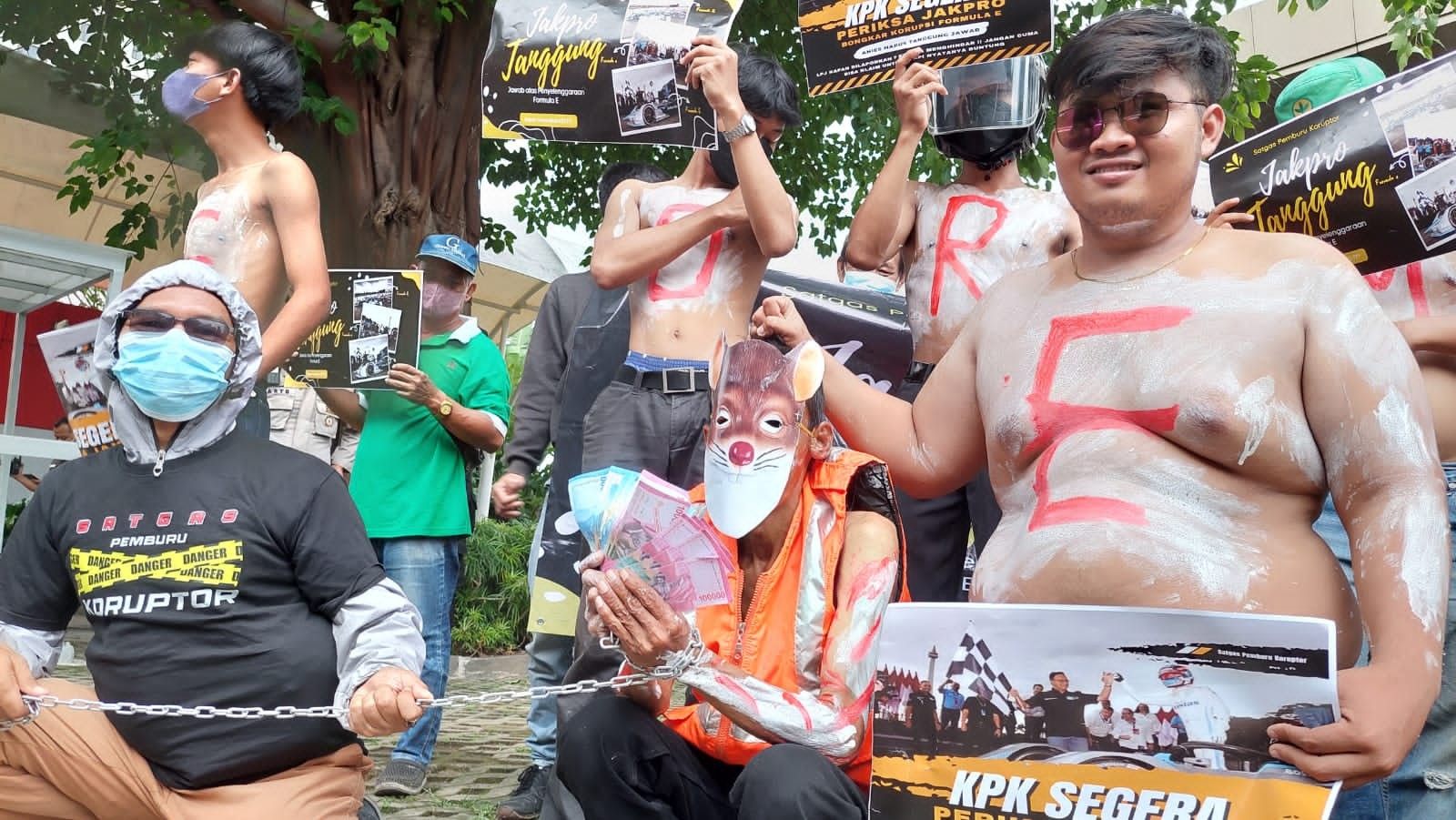 LPJ Jakpro Gelap, Aktivis Gelar Aksi Teatrikal Tuntaskan Dugaan Korupsi Formula E