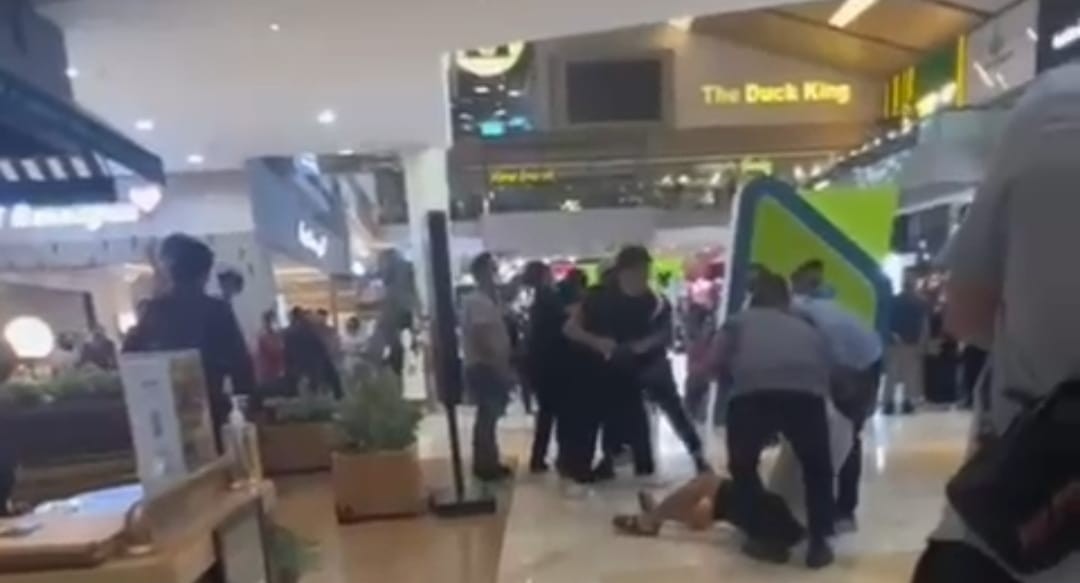 Petugas Subdit Penyidikan Imigrasi Diduga Seret WN Korsel di Mal, Netizen Sebut Nggak Humanis