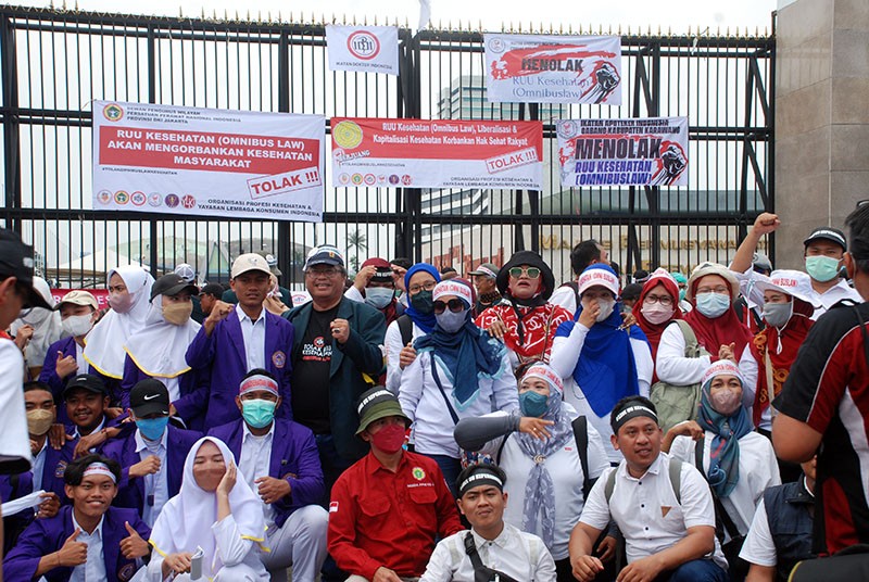 Tenaga Kesehatan Demo Tolak RUU Omnibus Law Kesehatan