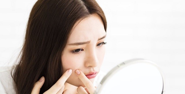 Waduh.. Ini Akibat Tutupi Jerawat Pakai Foundation  