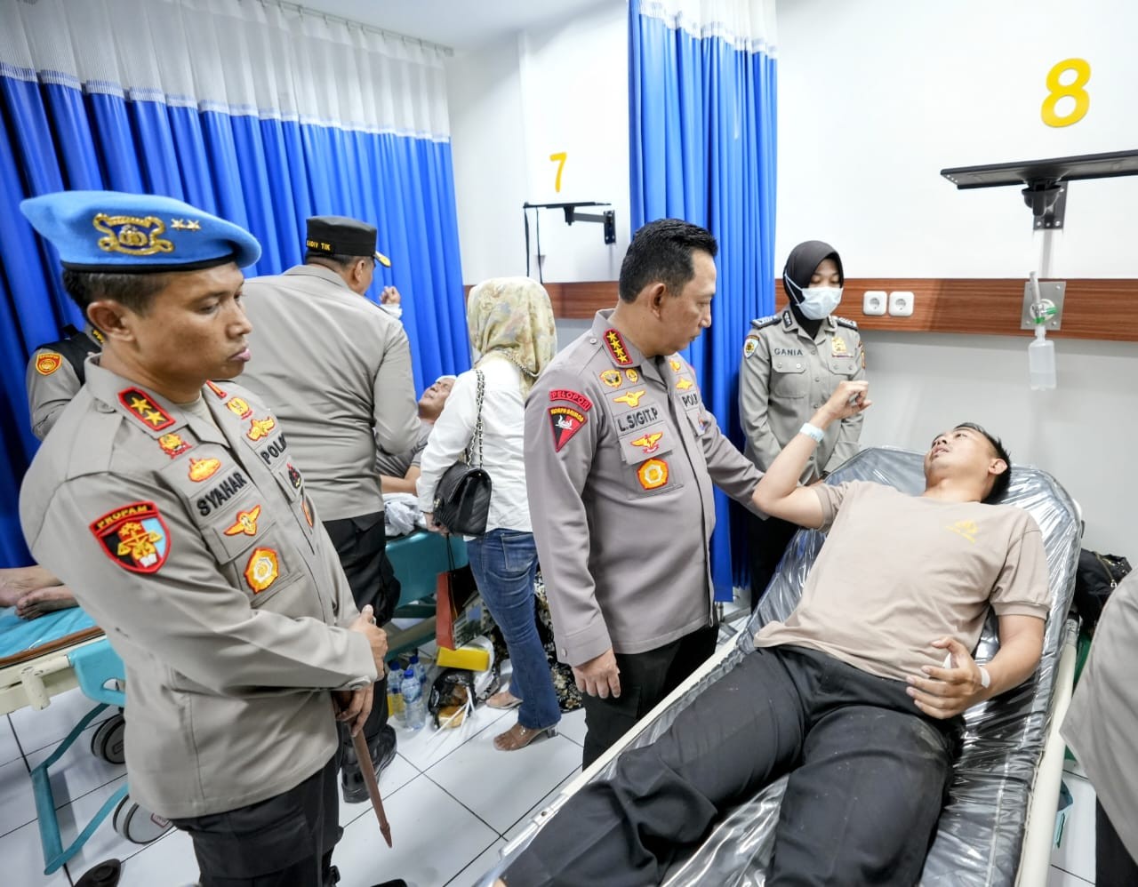Jenguk Korban Bom Mapolsek Astana Anyar, Kapolri: Tetap Semangat