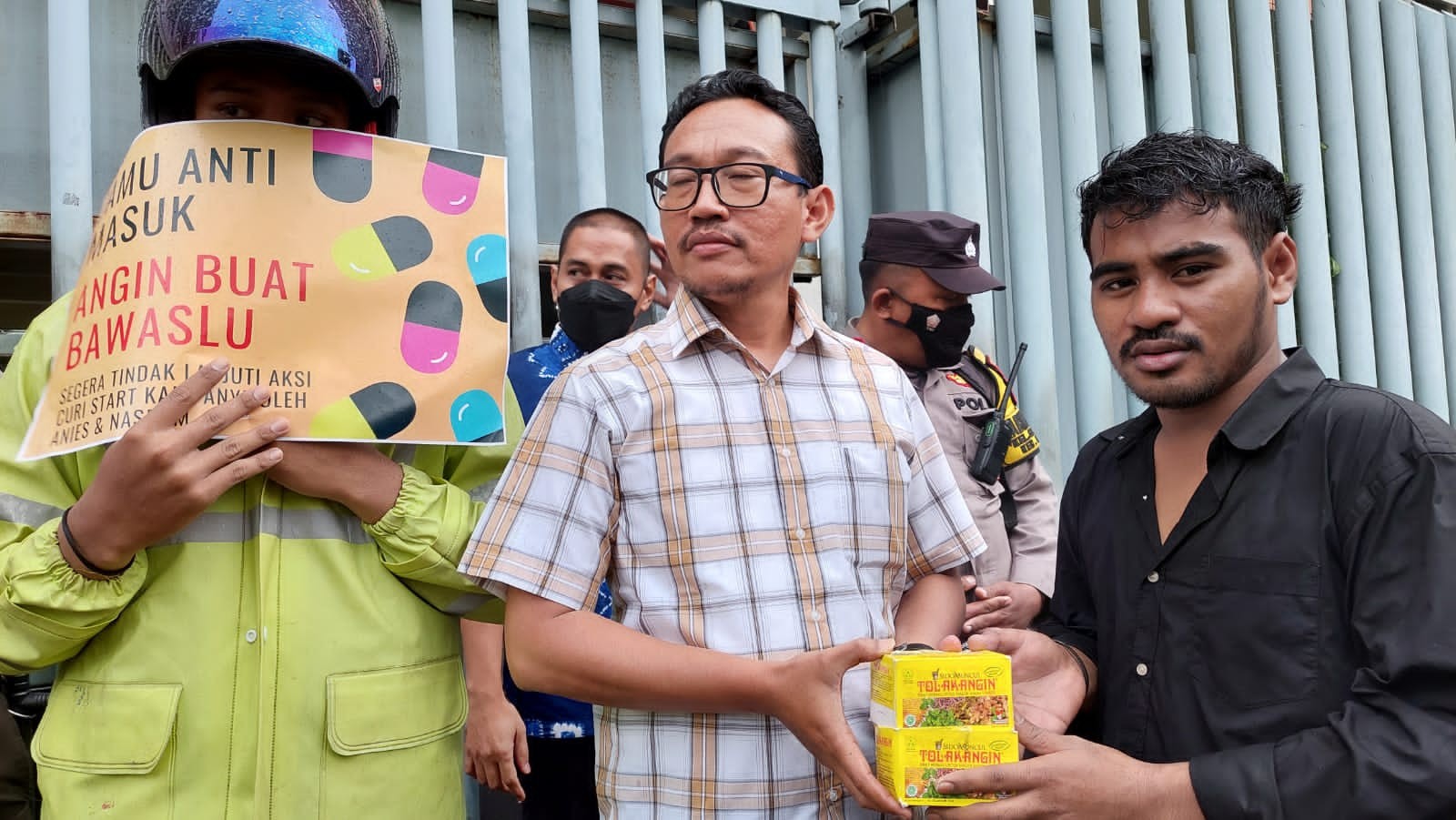 Kirimi Obat Anti Masuk Angin, Aktivis Minta Bawaslu Tindak Lanjuti Laporan Dugaan Curi Start Kampanye Anies