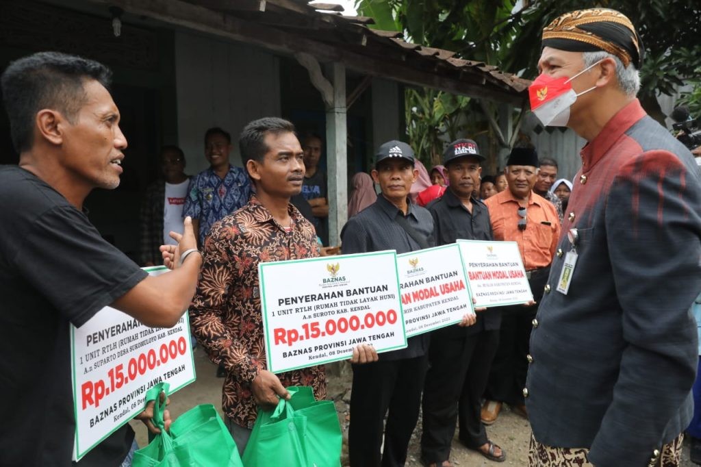 Terus Turunkan Kemiskinan, Ganjar Pranowo beri Bantuan Warga di Kendal