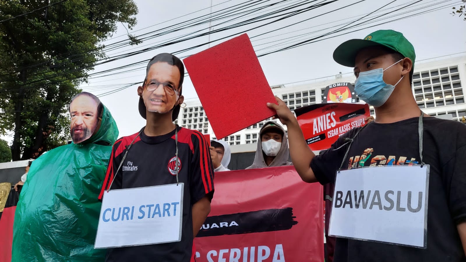 Aksi Teatrikal di Bawaslu, Aktivis Beri Kartu Merah ke Anies