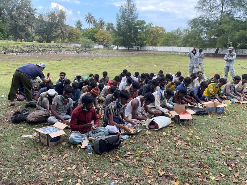 57 Imigran Rohingya Terdampar di Pantai Aceh Besar, Ada yang Sakit