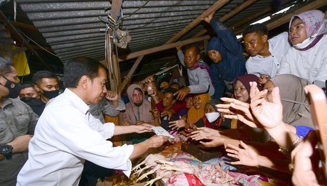 Presiden Jokowi Serahkan Bantuan Sosial pada Pedagang