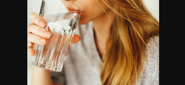 Cukup Minum Air Mampu tunda Penuaan dan Penyakit Kronis
