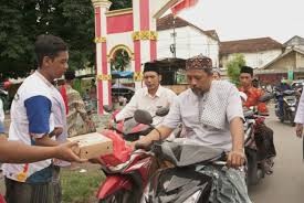 Relawan Erick Thohir Ziarah Sunan dan Berbagi Ratusan Nasi