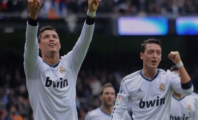 Ozil Pasang Badan Bela Ronaldo dari Cibiran