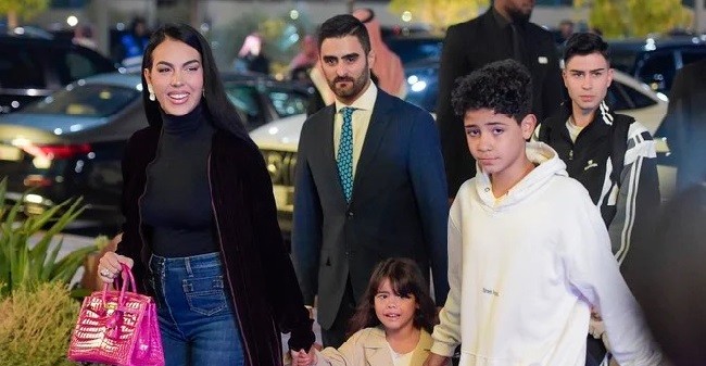 Penggemar Ciptakan Kembali Gaya Georgina Rodriguez saat Ronaldo di Arab Saudi