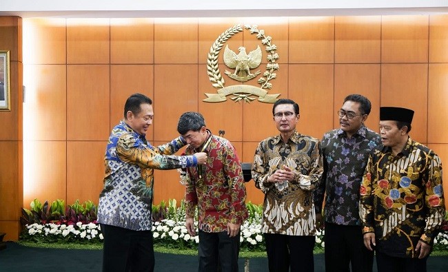 Ketua MPR RI Berikan Penghargaan pada Chairman of Korindo Group