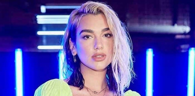Pose Yoga Dua Lipa Bikin Pengguna Instagram Tercengang 