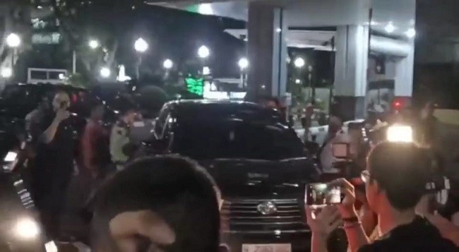 Keluar Gedung DPRD DKI Jakarta, KPK Bawa 7 Koper yang Diduga Berisi Berkas-berkas 