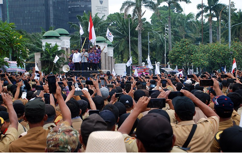 Demo Perangkat Desa di DPR RI