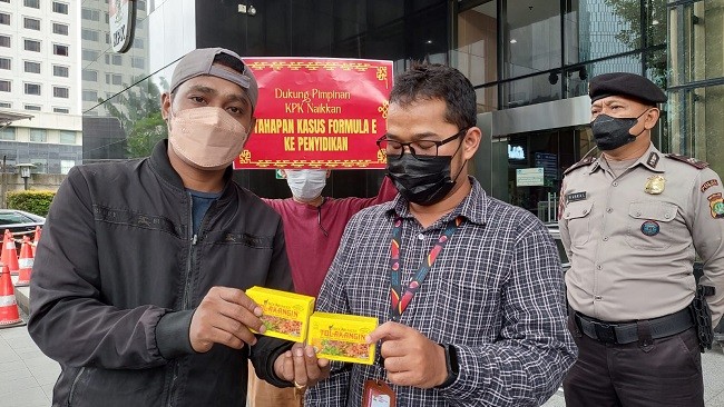 Aktivis Aksi Kerokan Massal dan Beri Jamu Dewas KPK Supaya Tak Masuk Angin Tindak Lanjuti Laporan