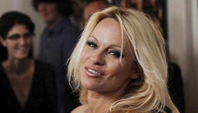 Pamela Anderson Ungkapkan Sedikit Dibayar untuk Perannya di 'Baywatch'