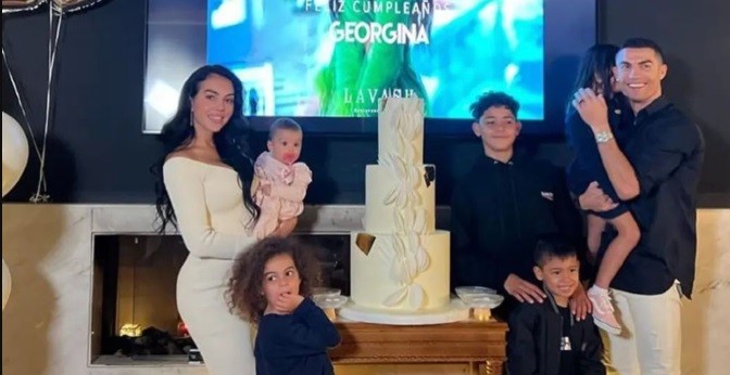 Georgina Rodriguez Rayakan Milad di Riyadh sama Cristiano Ronaldo dan Anak-anak