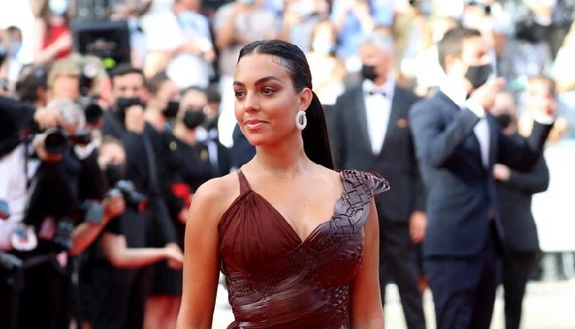Georgina Rodriguez Dukung Label Los Angeles Selama Perjalanan Mal di Arab Saudi 