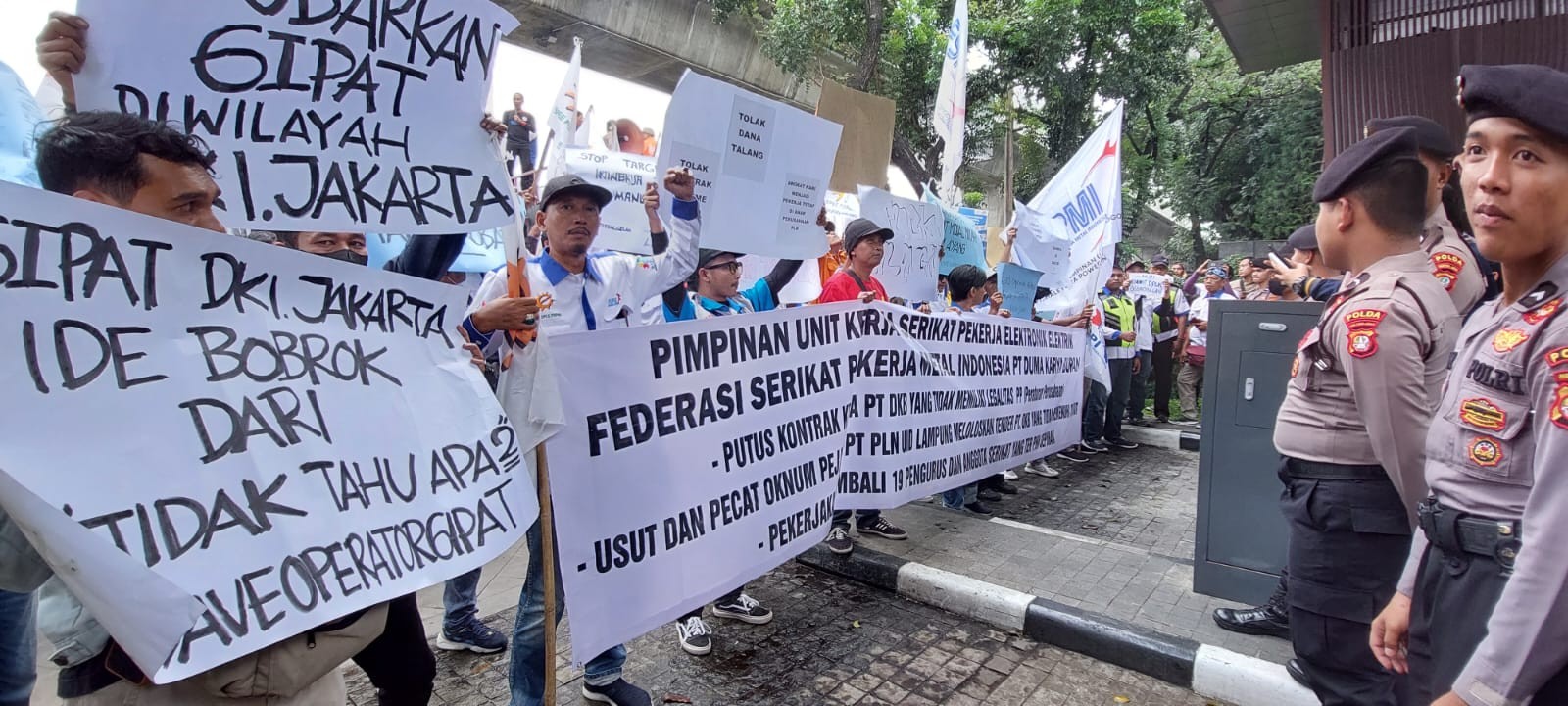 Serikat Buruh Geruduk Kantor PLN Pusat, Tolak Penurunan Upah