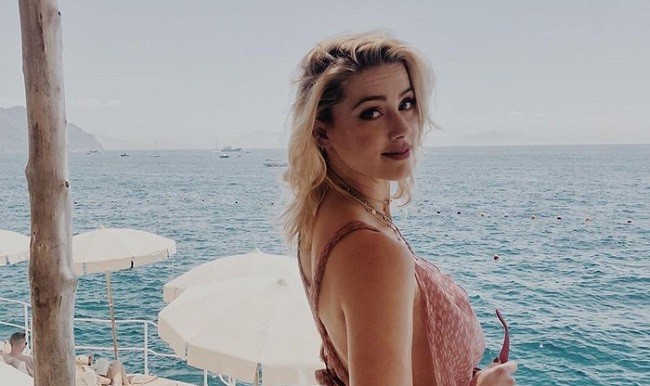 Amber Heard Lakukan Tarian Mesra dengan Anggota Kru
