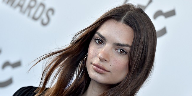 Emily Ratajkowski Pertahankan Penampilannya yang Paling Kontroversial