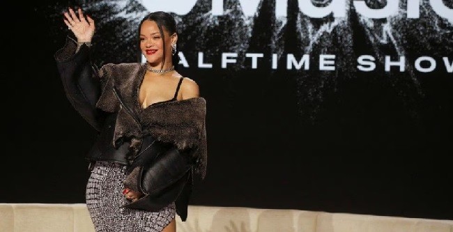 Rihanna Rencanakan Kembali ke  Panggung dengan Pertunjukan Super Bowl 
