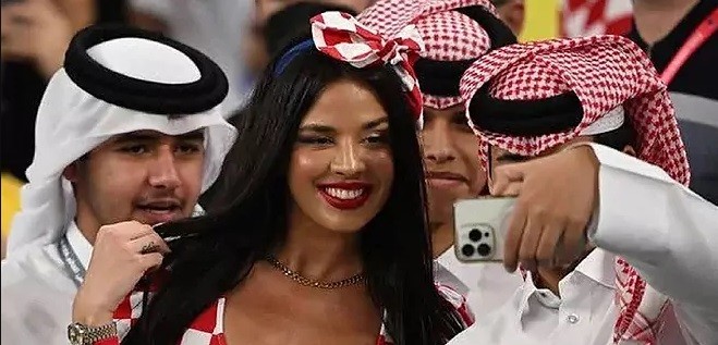 Ivana Knoll Kejutkan Penggemar dengan Pakaian Tembus Tanpa Bra