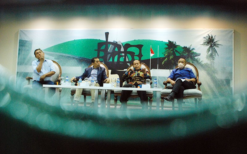 Dialektika Demokrasi  "Membedah Target Pertumbuhan ekonomi di Tengah Isu Resesi”