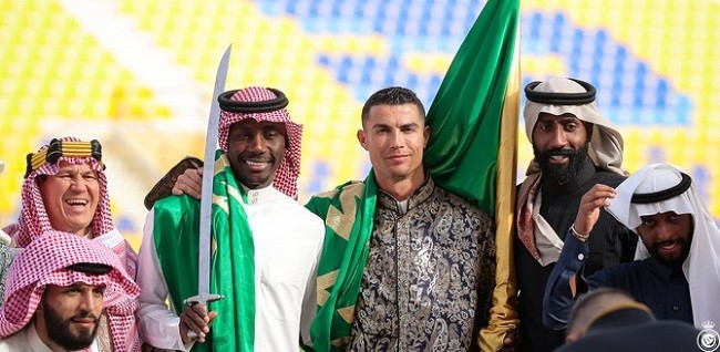 Cristiano Ronaldo Rayakan Hari Pendirian dengan Berpakaian Gamis Ala Arab Saudi