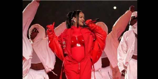 Rihanna jadi Pusat Siaran Pers PETA karena Kenakan apa yang Tampak Seperti Bulu Rubah Asli