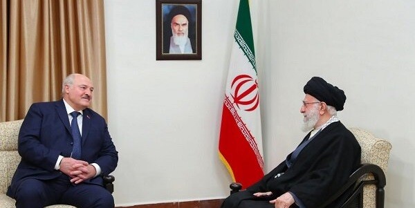 Ayatullah Khamenei Ajak Negara-negara yang Dikenai Sanksi AS Bergandengan Tangan