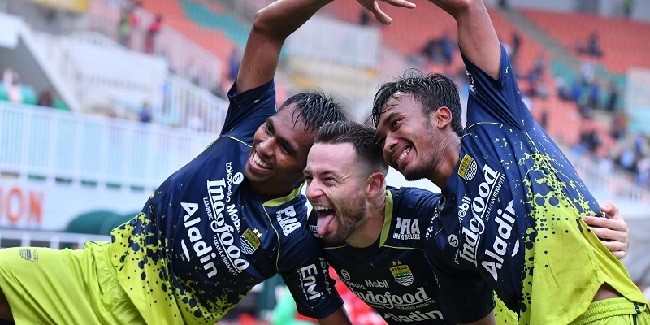 Persib Bandung Kalahkan Dewa United dengan Skor Tipis 2-1