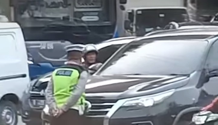 Pengemudi yang Seruduk Polisi di Rawabuaya Dicari Identitasnya