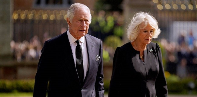 Raja Charles dan Camilla Tunda Perjalanan ke Paris di Tengah Protes Kekerasan di Prancis