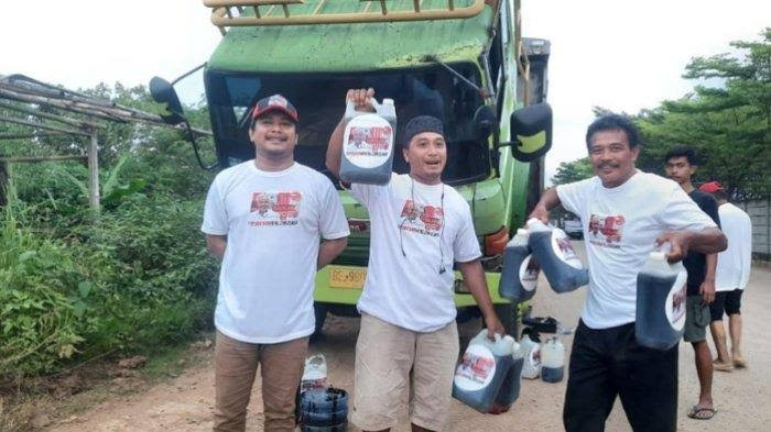Relawan Ganjar Tebar Kebaikan, Beri Bantuan Oli Gratis ke Sopir Truk