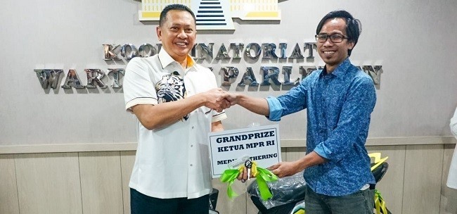 Ketua MPR RI Serahkan Hadiah Sepeda Motor kepada Wartawan Koordinatoriat Wartawan Parlemen