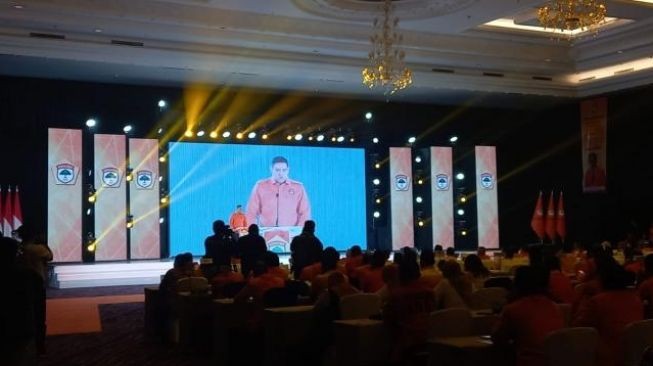 Keceplosan! Dave Sapa Jerry Sambuaga dengan Panggilan 'Pak Menpora'