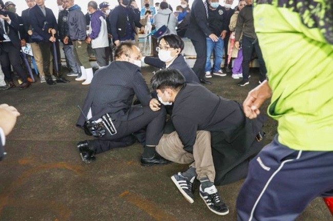PM Jepang Fumio Kishida Dilempari Bom Asap saat Berpidato