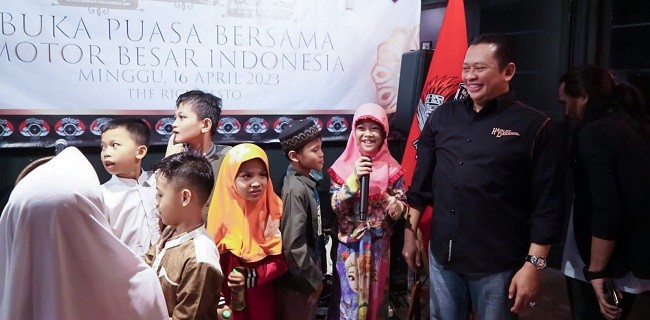 Ketua MPR RI Bersama Komunitas MBI Bagikan Bingkisan Lebaran Kepada Anak Yatim