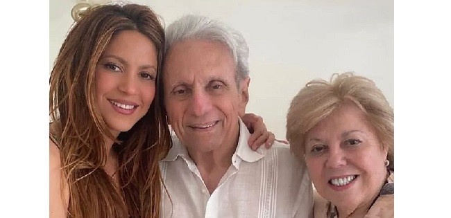 Orang Tua Shakira Tinggalkan Barcelona dengan Ambulan Udara