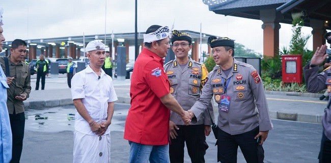Kunjungi Pura Besakih, Ketua MPR RI Apresiasi Pemugaran dan Penggunaan Bus Listrik bagi Turis di Pura Agung Besakih 