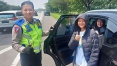 Pemudik Ketinggalan di Rest Area, Polisi Antar hingga Bertemu Keluarga