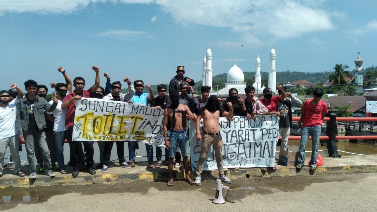 PT CLM Zainal Abidin Diduga Buang Limbah ke Sungai Malili, Warga Demo di Depan Gedung DPRD