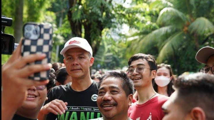 Ganjar Pranowo Awali Safari dengan Lari Pagi di Surabaya, Warga Rebutan Selfie