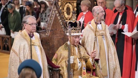 Charles III Resmi Dinobatkan Jadi Raja Inggris