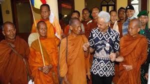 Sapa Biksu Thudong yang Sedang Istirahat di Musala, Ganjar: Cerminan Kebhinekaan Bangsa Indonesia